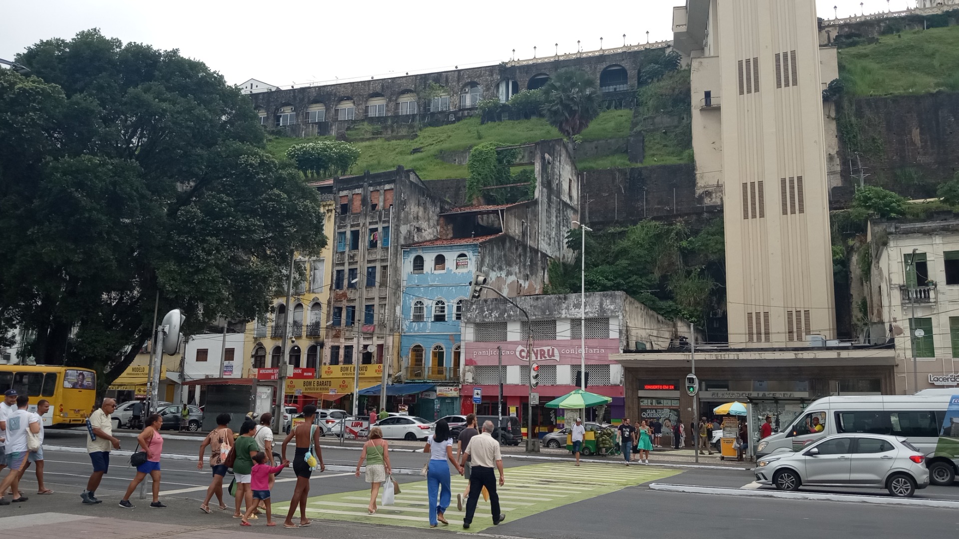 The blue building is for sale (vende).
